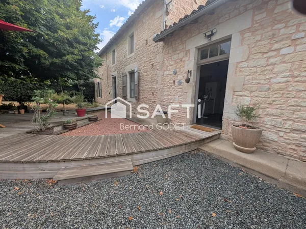 Maison de caractère rénovée avec dépendance.