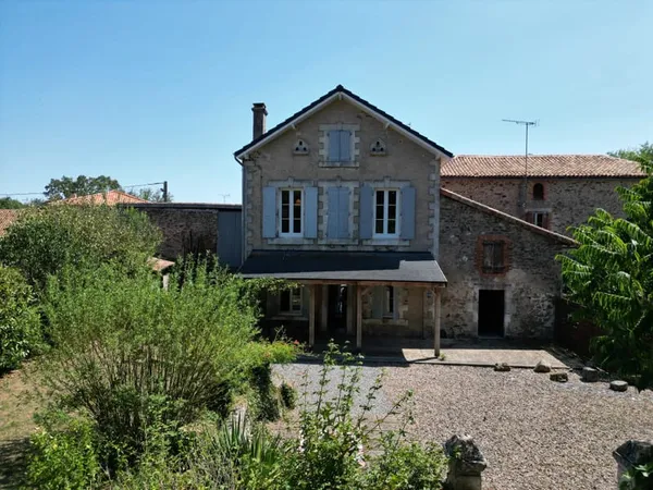 Maison spacieuse de 4 à 5 chambres, cuisine équipée, grands jardins