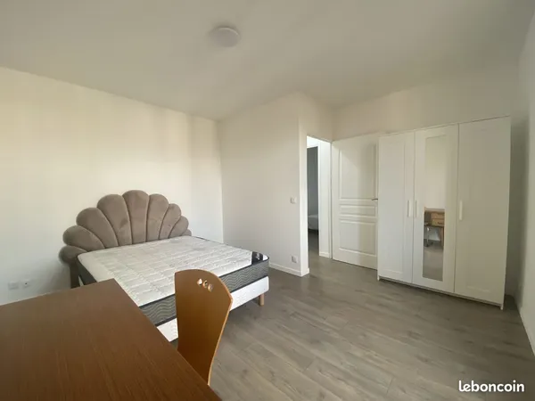 Grande chambre meublée en colocation - Appartement entièrement rénové - 490 CC