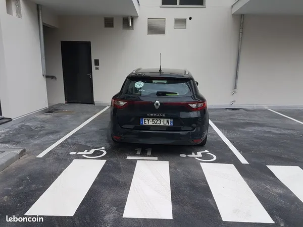 Grand parking dans résidence fermé portail électrique16 m² neuf - homologuée PMR - quartier la Madel