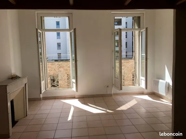 Joli t1 proche hopital europeen