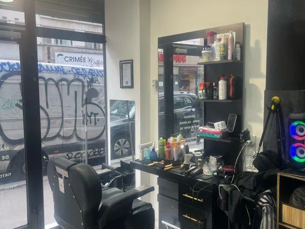 Local barber/ restaurant froid/ Taxiphone/épicerie