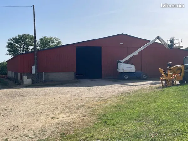 Location hangar 910 M2 à Gizay 86340