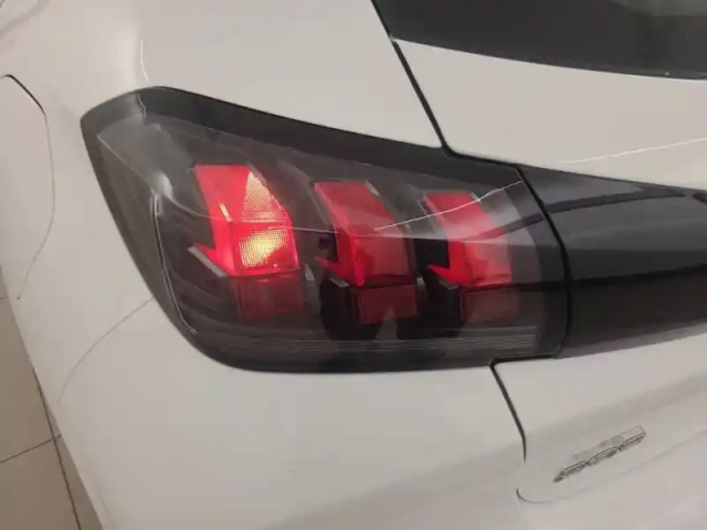 Peugeot 208 puretech 100 s&amp;s bvm6 — photo 17