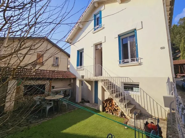 Maison individuelle exclusive de 4 chambres avec jardin