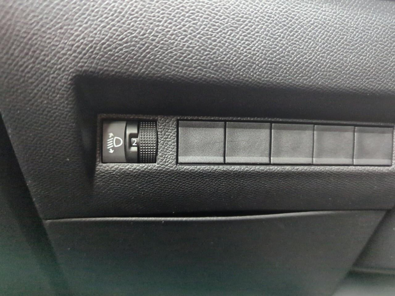 Peugeot 2008 hybrid 145 e-dcs6 allure — photo 21