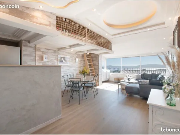 Duplex 70 m2 meublé en location à l'année Grimaud vue mer clim
