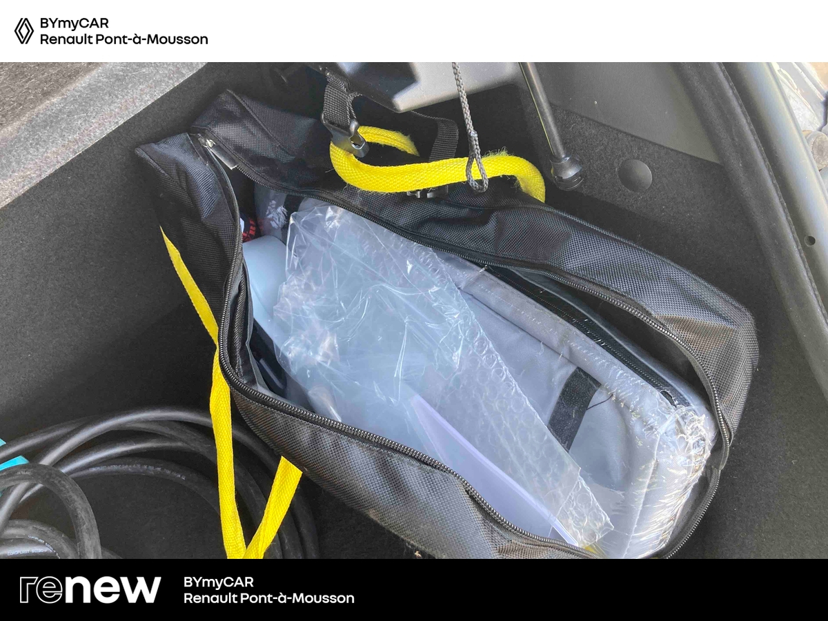 Renault Twingo III E-Tech — photo 15