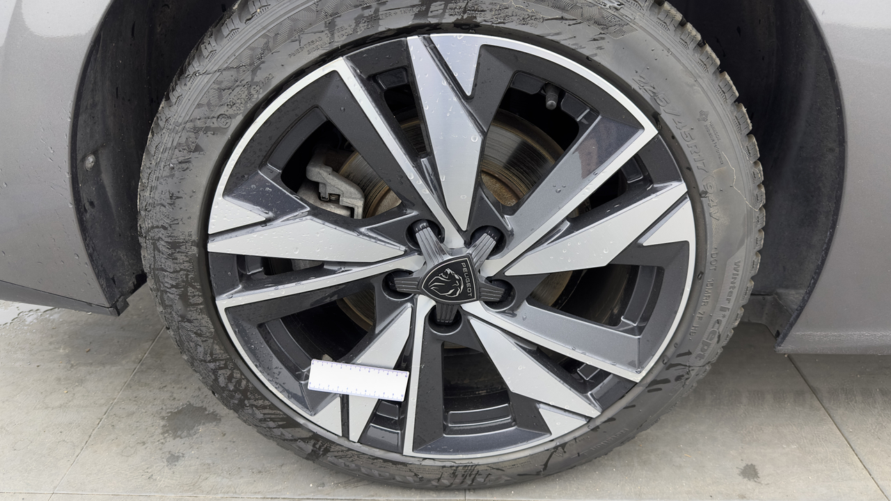 Peugeot 308 SW PHEV 180 e-EAT8 — photo 38