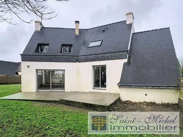 LOCUNOLÉ au bourg, maison de 116 m² avec jardin