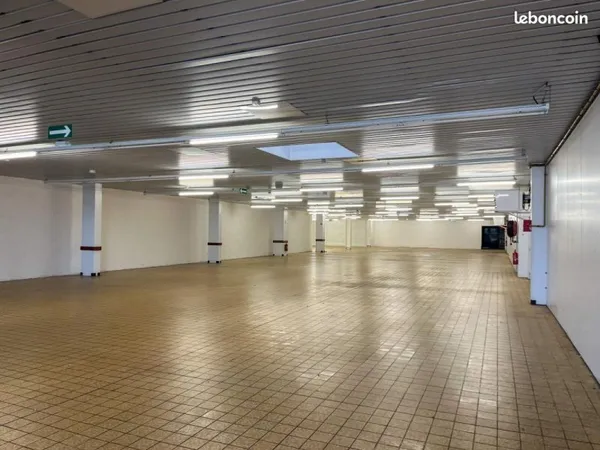 Local commercial 902 m²