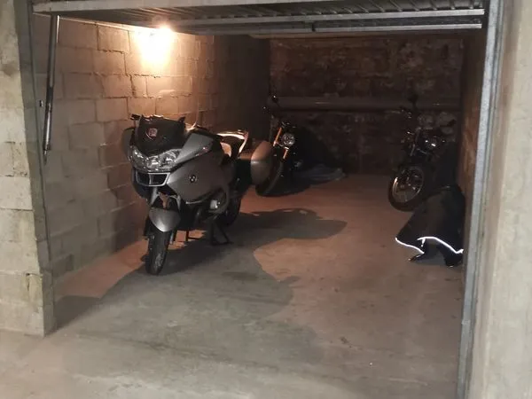 Location box garage 20m2 à partagé Bordeaux Chartrons UNIQUEMENT 2 roues moto scooter vélo PAS DE ST