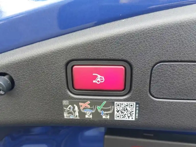 Mercedes Cle 220 d amg line — photo 11