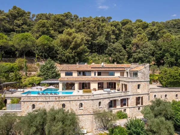 Villa 20 pièces 907 m²