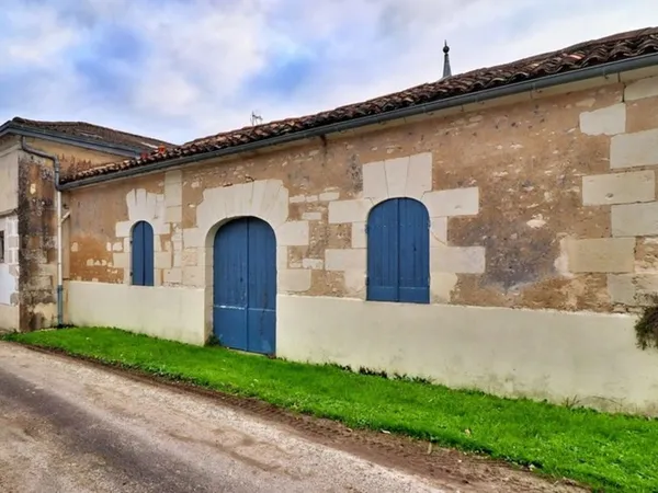 Maison de caractère en pierre de 8 pièces, 5 chambres. 200 m²- DPE C , Saint-Dizant-du Gua