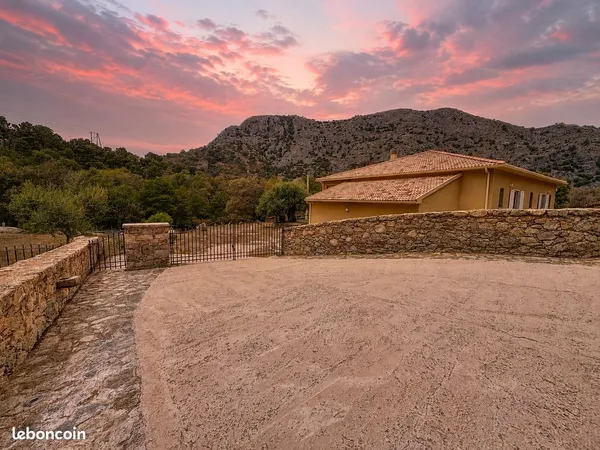 Caporalino - propriété de charme avec vue panoramique, 5 000 m² de terrain et dépendances