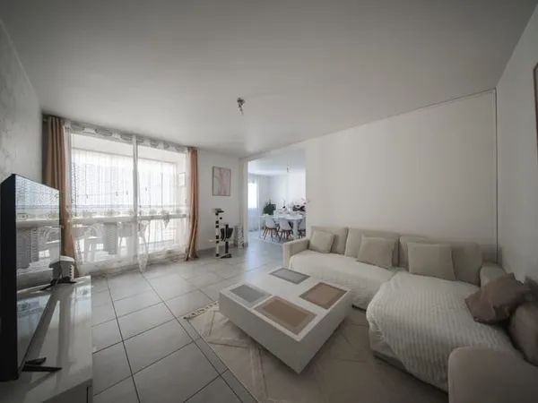 T3 bis avec grand salon séjour et loggia