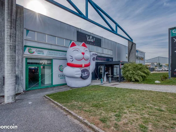 Local d'activité de 610 m2 idéalement situé à deux pas du centre d'Annecy et des axes autoroutiers