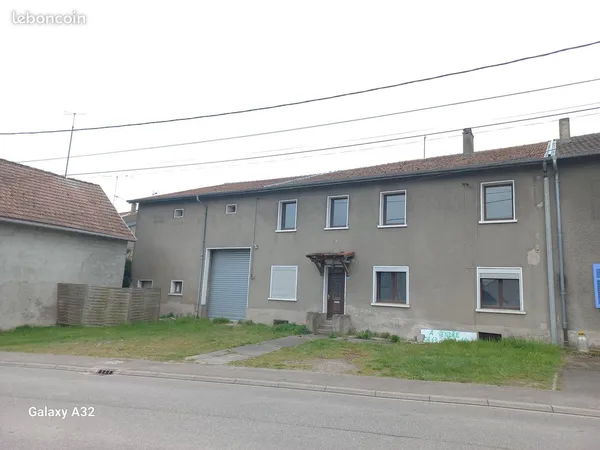 Ancienne maison mitoyenne devenue un énorme entrepôt