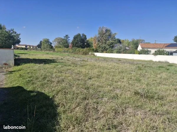 Terrain constructible de 590 m² à Brax (31490) - Emplacement idéal proche des commodités et des écol