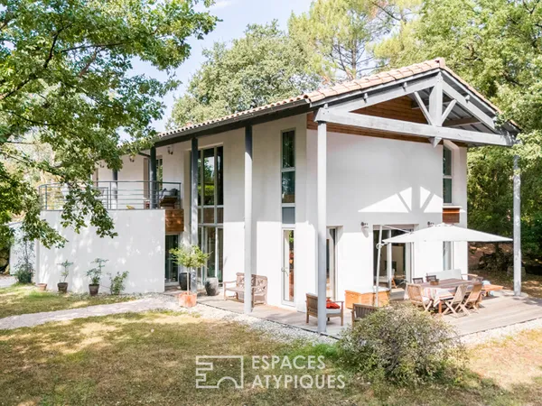 Maison d'architecte « dedans-dehors » sur parc boisé