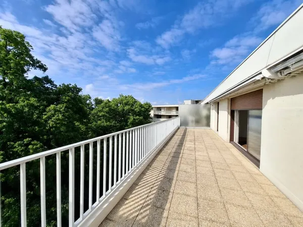 T146 - APPARTEMENT FAMILIAL AVEC TERRASSE EN DERNIER ETAGE -