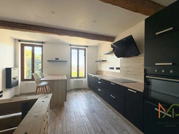 Maison de ville atypique, sur trois niveaux, entièrement rénovée de 71 m²