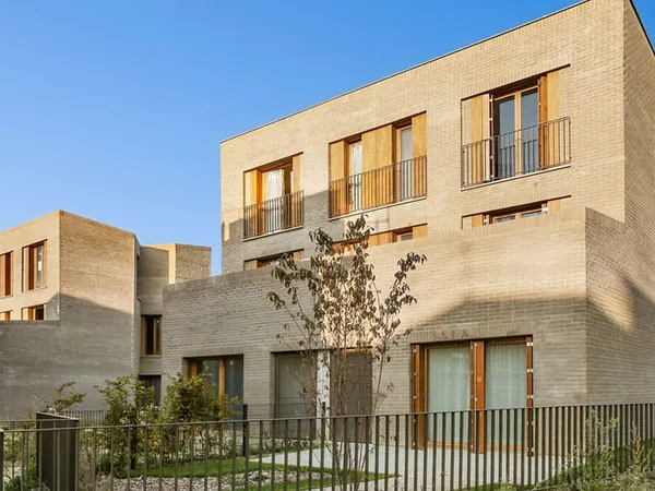 Maison 5 pièces de 120m² + 2 terrasses / jardin + 2 places de parking ! VERSAILLES