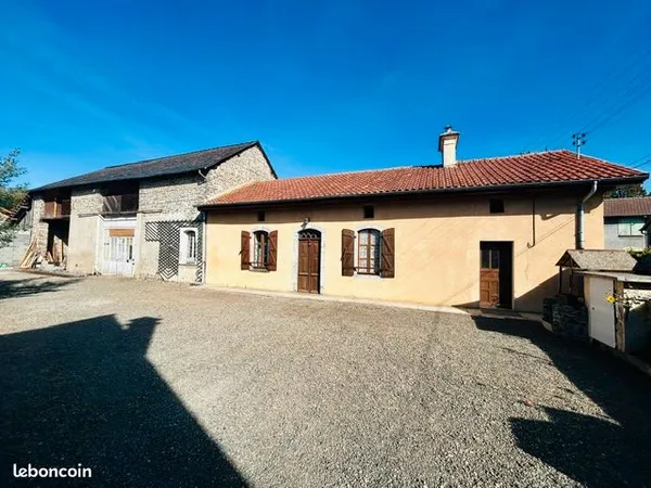 Deux maisons indépendantes avec dépendances et terrain de 995m²