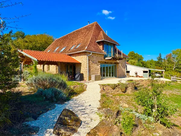 Dordogne. Propriété à vendre en lieu privé, avec deux maisons en pierre séparées, chacune avec une p