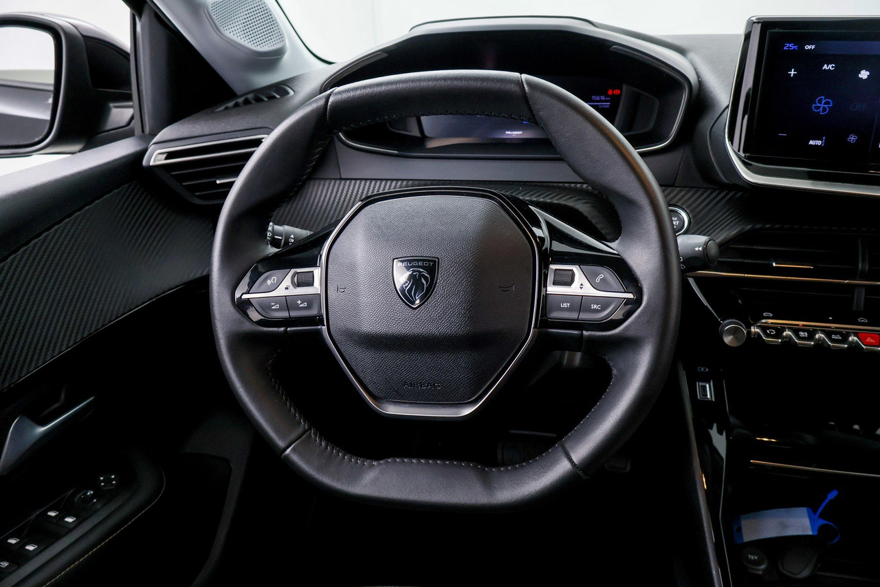 Peugeot 208 — photo 17