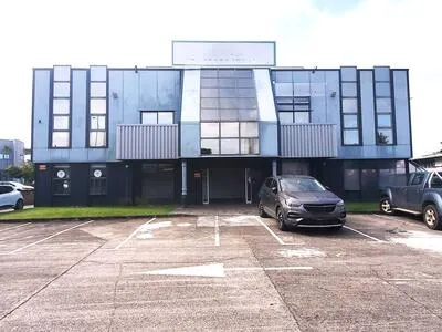 GRAND LOCAL DE 200M² RENOVE AVEC PARKING CENTRE DE JARRY