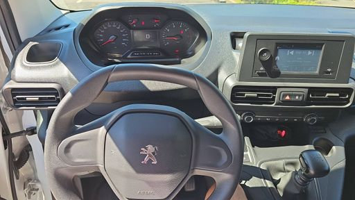 Peugeot Partner 1.2 PureTech 110 - Pack Asphalt – 2023 – 16224 km – Essence – Boîte Manuelle — photo 20