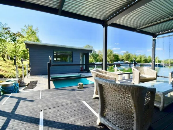 Péniche 6 pièces 150 m²