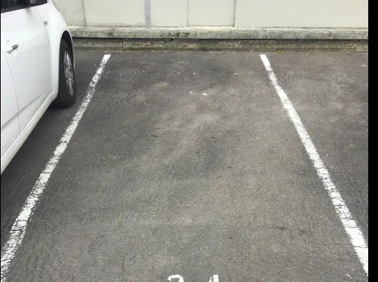 Loue place de parking sécurisée dans cour d'immeuble à Charpennes