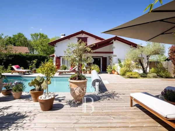 ASCAIN, MAISON DE 200 M² AU CALME AVEC PISCINE