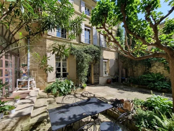 A Vendre GARD (30) - Grande maison de charme avec cour dans village en périphérie Uzès