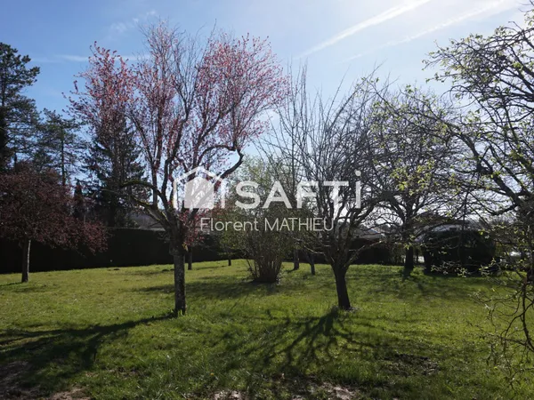 Terrain Plat, arboré et clôturé de 546 m².