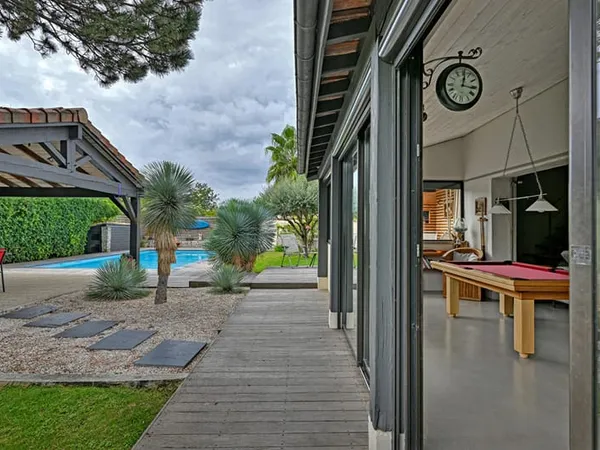 Volumes et caractère - Élégante villa avec jardin confidentiel et piscine