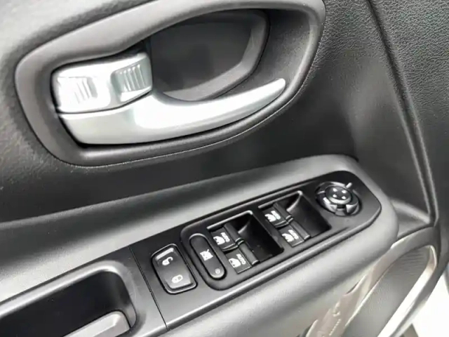 Jeep Renegade 1.0 turbo t3 120 ch bvm6 — photo 30