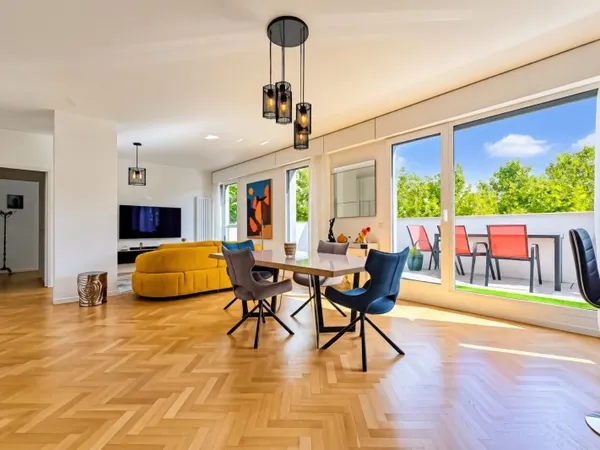 Rare - Danube / Mouzaïa - 109 m² baigné de lumière - Dernier étage - Balcons - 2 parkings