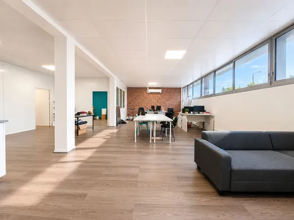 Exclusivité Nestenn. Toulouse. Fondeyre. Bureaux à vendre de 117m² au rez-de-chaussée avec deux plac