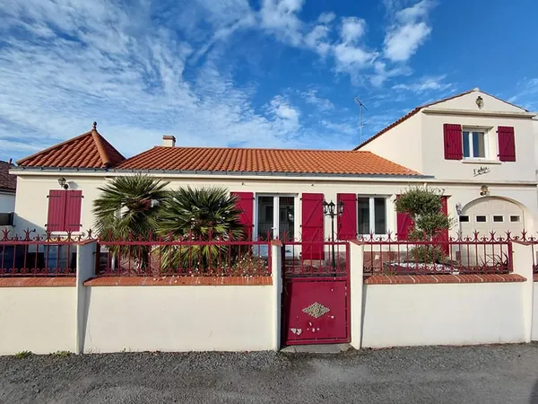 MAISON ENTIEREMENT RENOVEE DE 126 M² DANS LE CENTRE VILLE DE CHALLANS