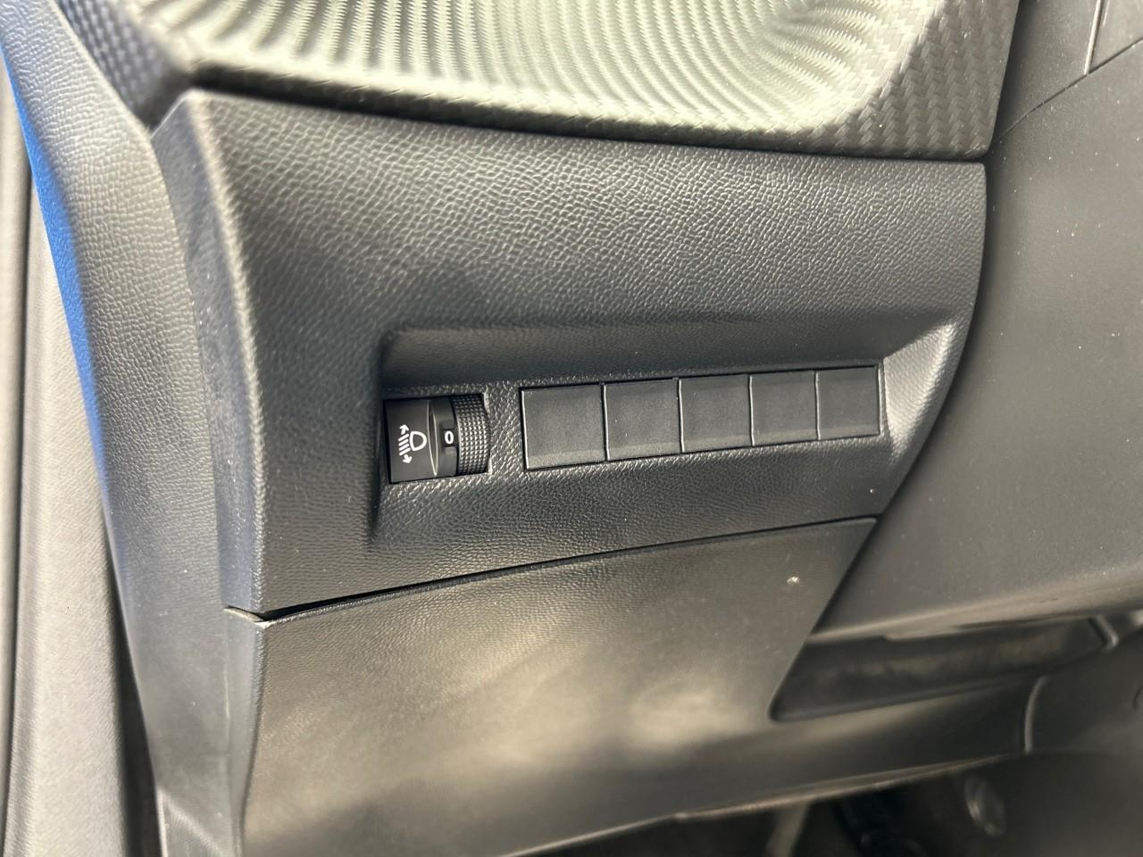 Peugeot 2008 hybrid 136 e-dcs6 style — photo 21