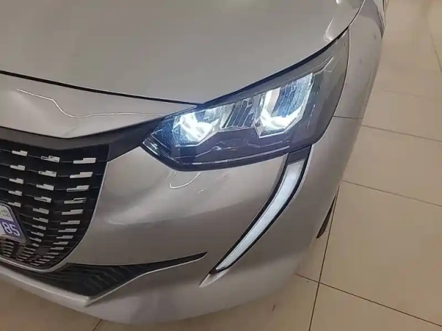 Peugeot 208 puretech 100 s&amp;s bvm6 — photo 40