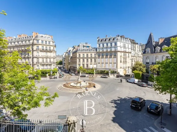 Appartement meublé et rénové à Paris 8è Triangle d'or - Jolie vue dégagée sur la place François 1er 