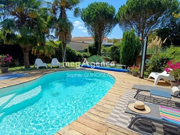 CHOLET - MAISON FAMILIALE AVEC PISCINE, JARDIN ET GARAGE.