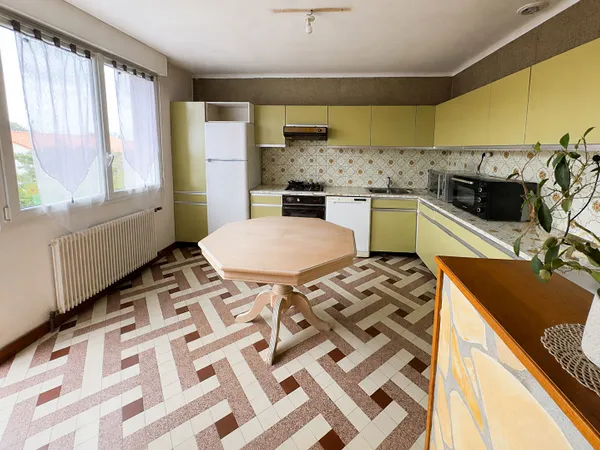 BÉGROLLES-EN-MAUGES - Maison à rénover, fond d'impasse, en limite de campagne