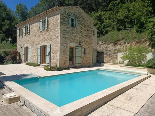 Maison avec piscine et vue sur les chaînes de montagnes - authentique et calme