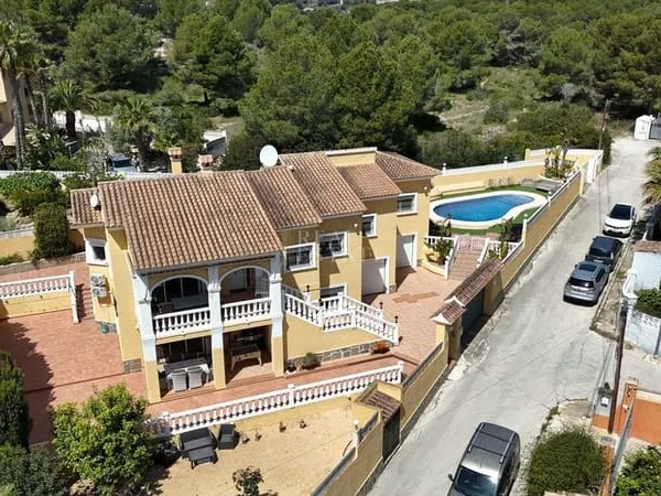 Villa 5 pièces 372 m²